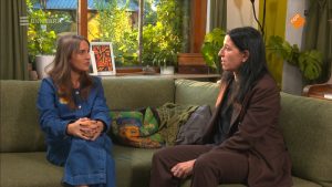 Suus draagt gedicht voor in 'parels voor de zwijnen'