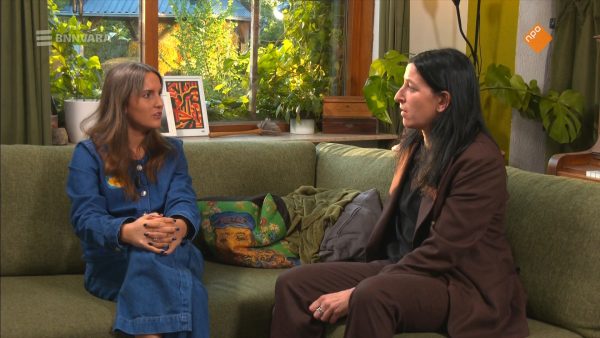 Suus draagt gedicht voor in 'parels voor de zwijnen'