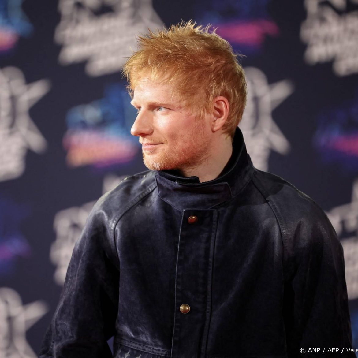 Ed Sheeran deelt foto van afgeschoren haar: 'Ik denk erover om het zo te houden'