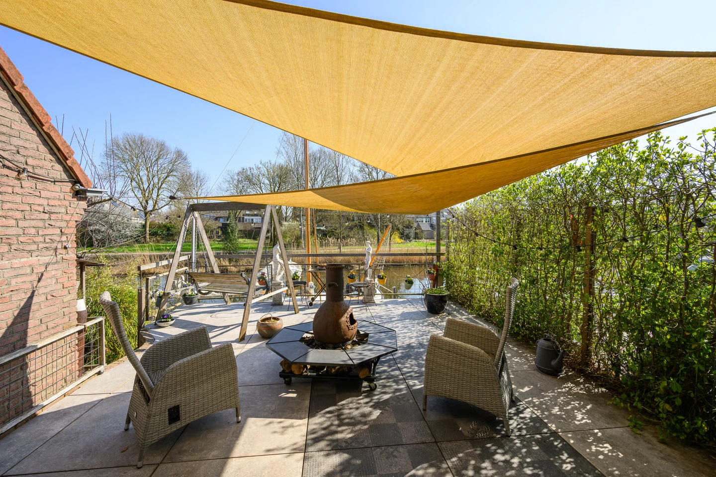 Tuin van woning met tropische sauna