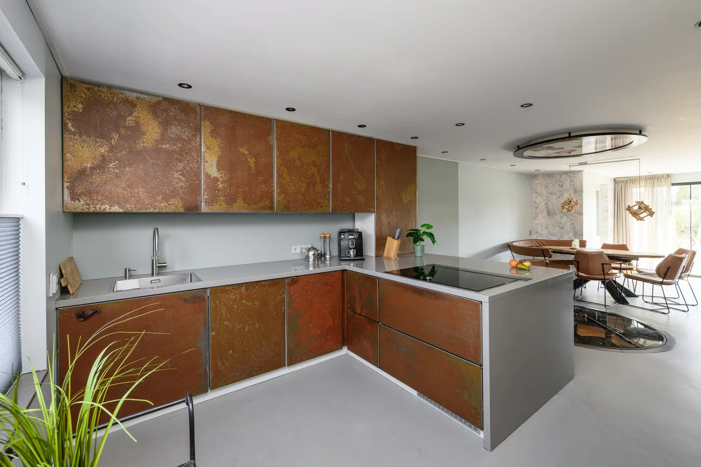 Woonkamer woning met tropische sauna