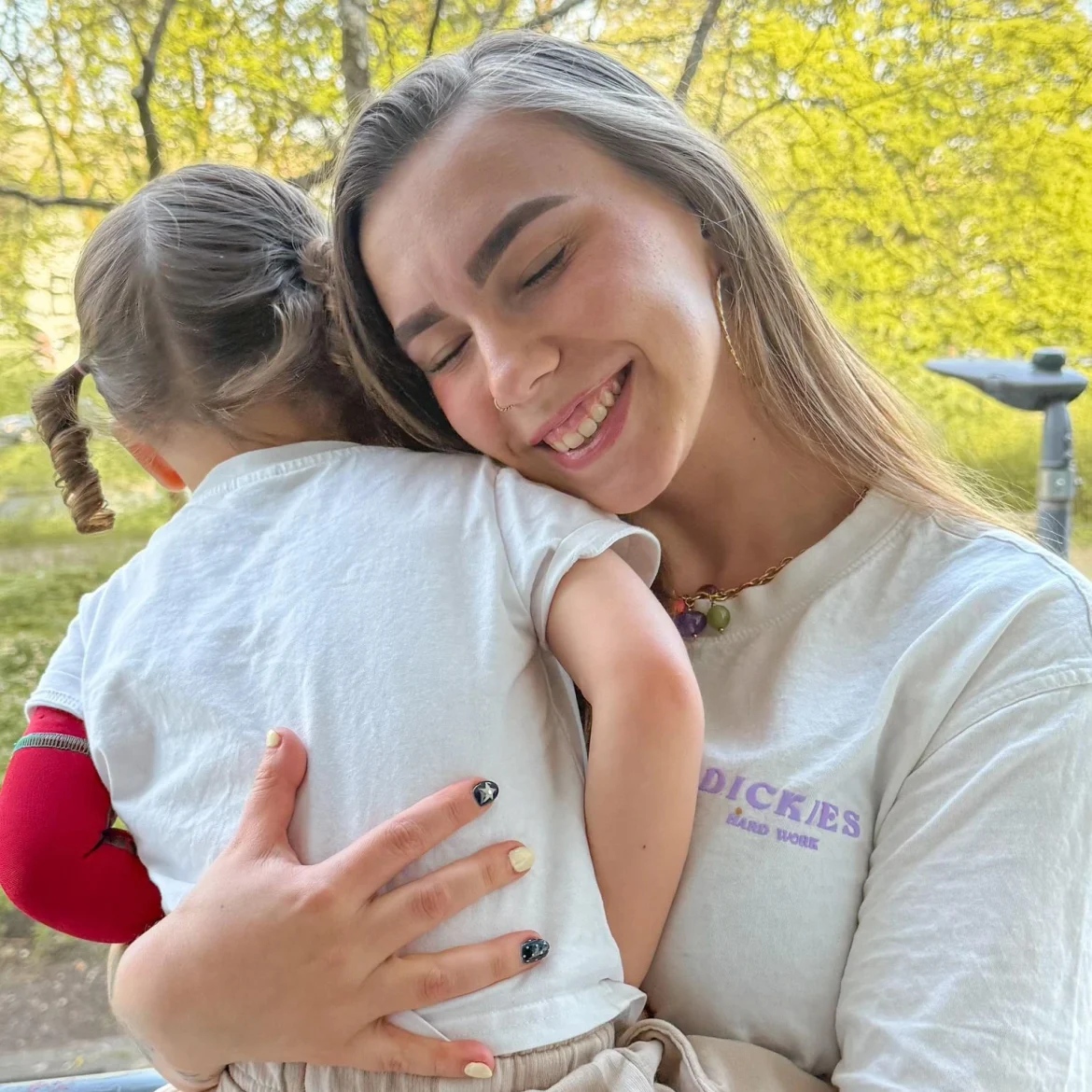 Marloes (24) zit midden in haar studententijd als ze bonusmoeder wordt: 'Ik ben haar mammoe'