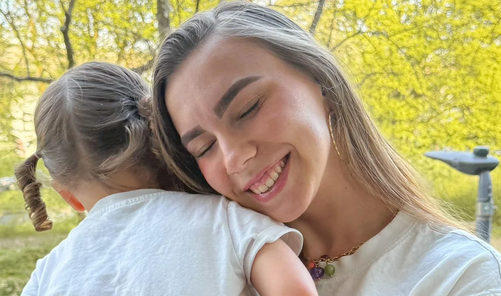 Marloes (24) zit midden in haar studententijd als ze bonusmoeder wordt: 'Ik ben haar mammoe'