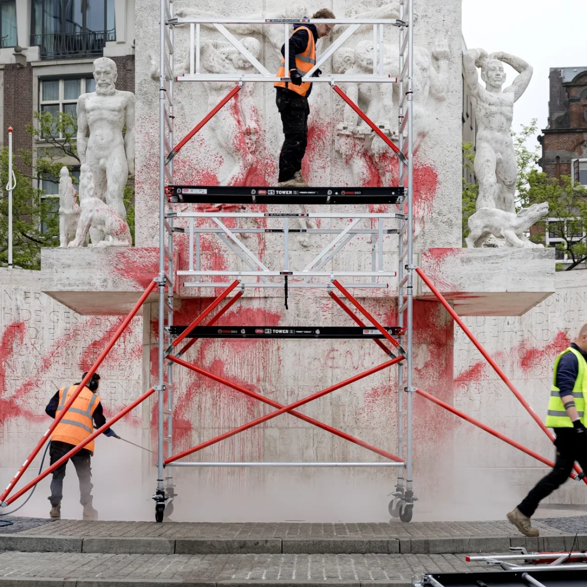 Nationaal Monument op de Dam in Amsterdam beklad met rode verf