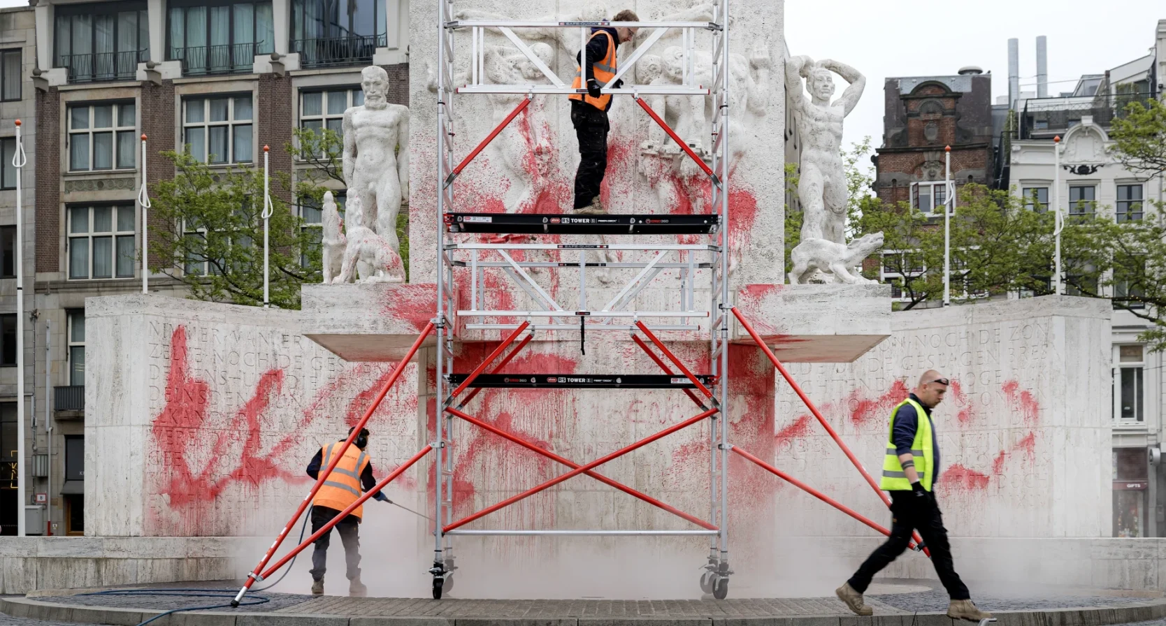 Nationaal Monument op de Dam in Amsterdam beklad met rode verf