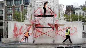 Thumbnail voor Nationaal Monument op de Dam in Amsterdam beklad met rode verf