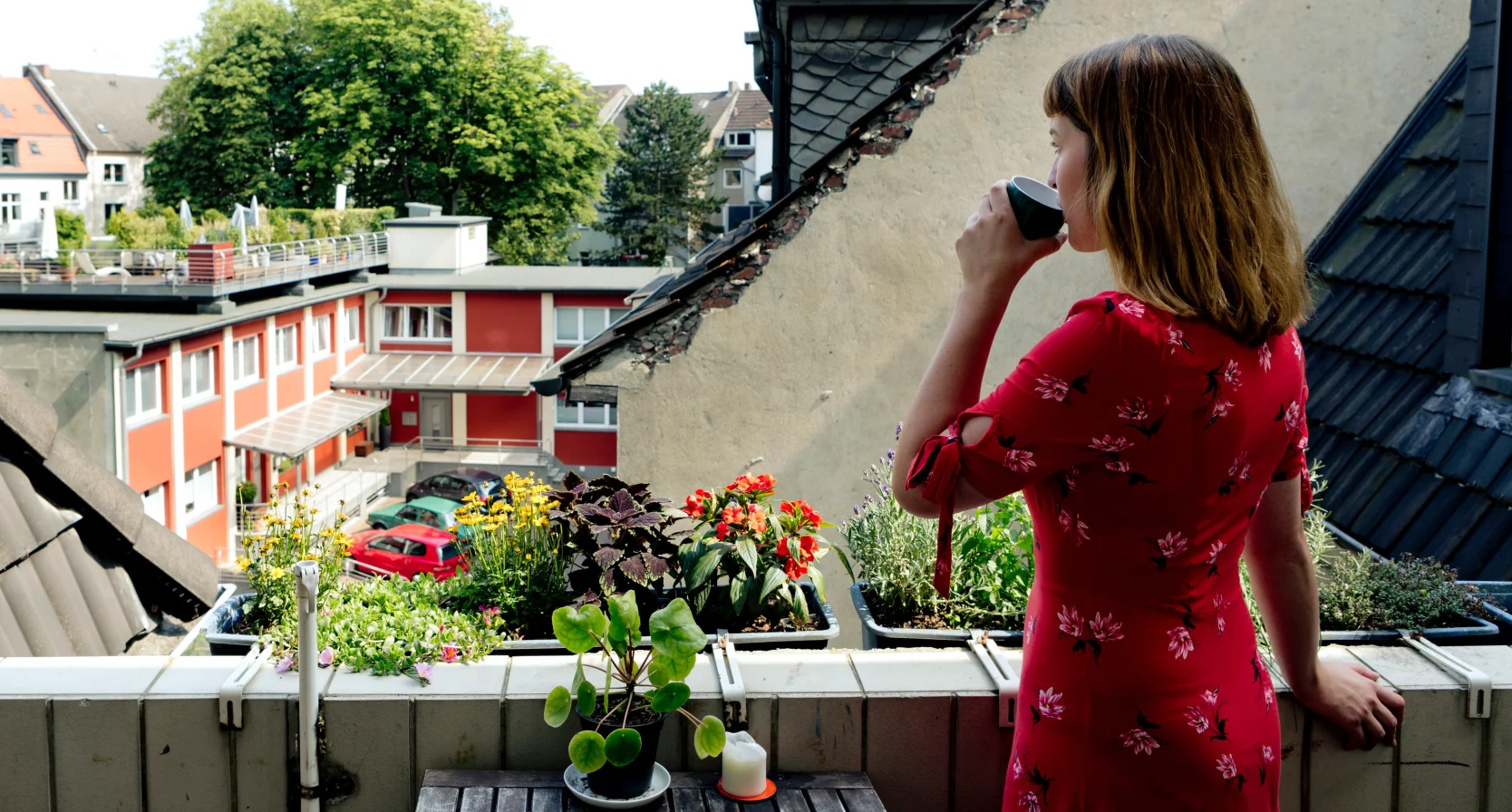 Bange onderbuurman balkon