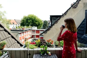Thumbnail voor Ina heeft een bange onderbuurman: 'Zit ik op mijn balkon, denkt hij dat-ie dood kan gaan'