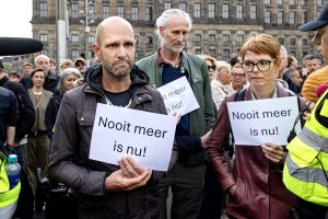 Thumbnail voor Politie verwijdert demonstranten van Dam in Amsterdam voor Dodenherdenking