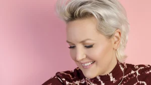 Thumbnail voor Leonie Meijer blikt terug op eerste seizoen 'The Voice of Holland': 'Alles stond nog in de kinderschoenen'
