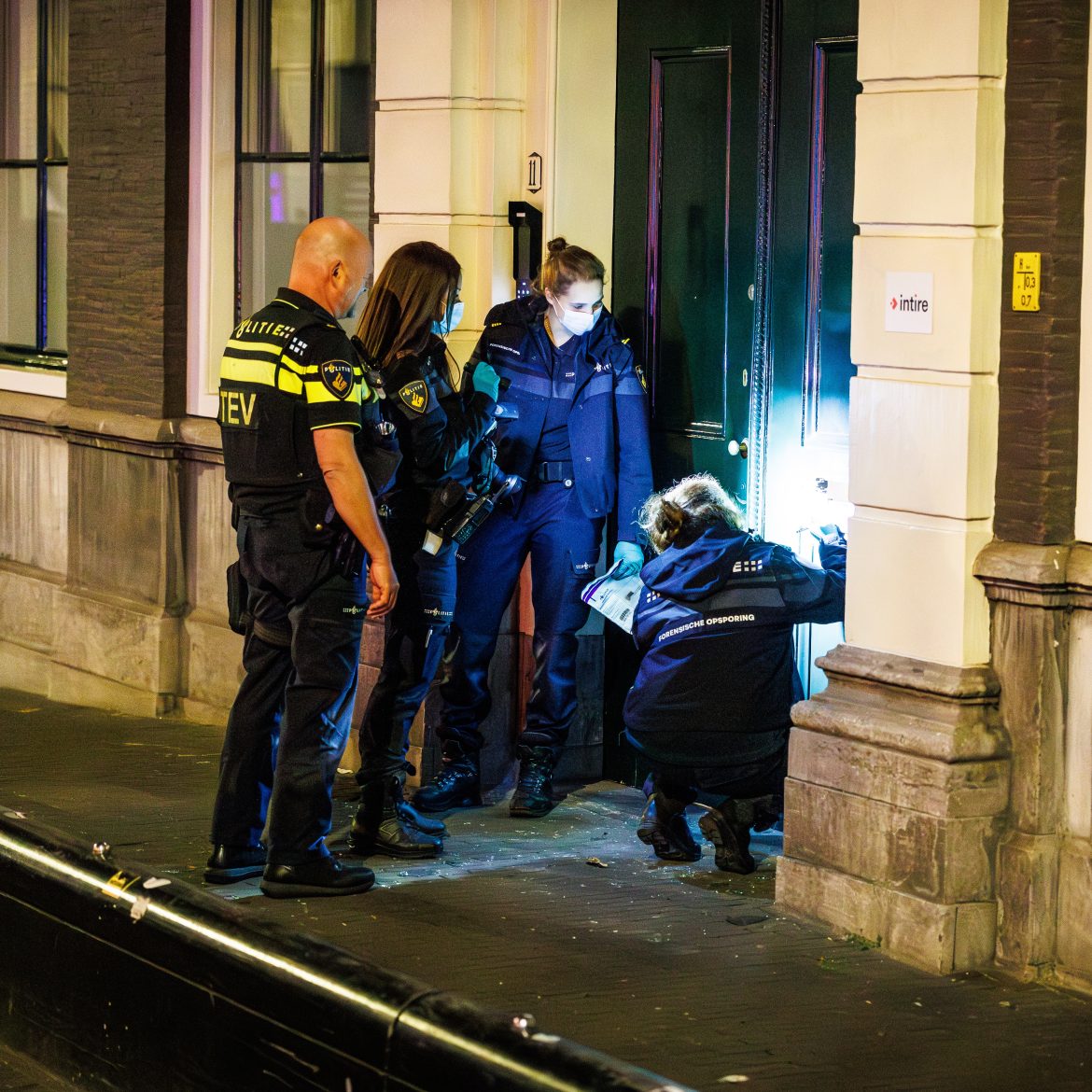 Explosie door vuurwerkbom bij D66-kantoor in Den Haag: 'Wij laten ons nooit het zwijgen opleggen door geweld'