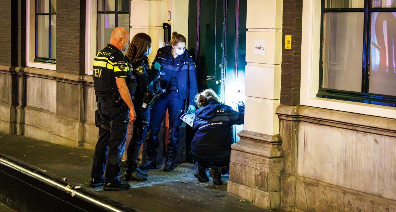 Explosie door vuurwerkbom bij D66-kantoor in Den Haag: 'Wij laten ons nooit het zwijgen opleggen door geweld'