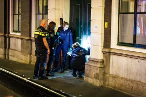 Thumbnail voor Explosie door vuurwerkbom bij D66-kantoor in Den Haag: 'Wij laten ons nooit het zwijgen opleggen door geweld'