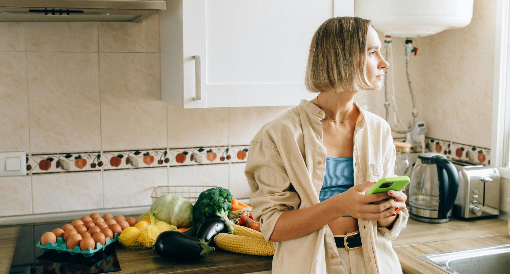 AI-expert Sanne Cornelissen laat zien hoe AI jouw boodschappen doet terwijl jij gewoon op de bank zit