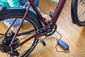 Thumbnail voor Van de buren mag Zarina haar fiets niet in de kelder opladen: 'Is gemeenschappelijke stroom'