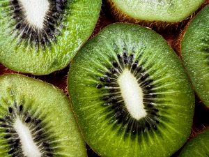 Thumbnail voor Eet jij je kiwi met of zonder schil? Het Voedingscentrum legt uit wat je het beste kunt doen