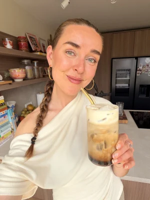 Thumbnail voor Ghislaine vertelt ons: 'Zó maak je de lekkerste huisgemaakte 'banana cold foam latte''