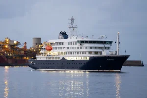 Thumbnail voor Cruiseschip Hondius, waarop hantavirus uitbrak, in haven aangekomen: dit gaat er gebeuren