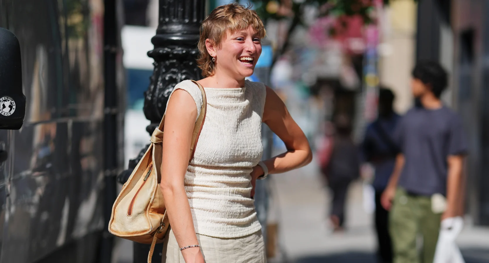 Vrouw in gesmokte top