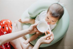 Thumbnail voor 'Gezonde' babyvoeding uit supermarkt vaak minder gezond dan gedacht