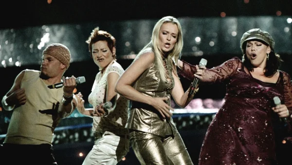Esther Hart tijdens Eurovisie Songfestival 2003