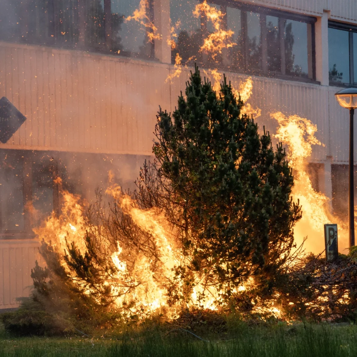 Brand bij opvanglocatie nadat demonstranten met vuurwerk en fakkels gooiden: ‘Ronduit schandalig’