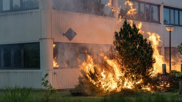 Brand bij opvanglocatie nadat demonstranten met vuurwerk en fakkels gooiden: ‘Ronduit schandalig’