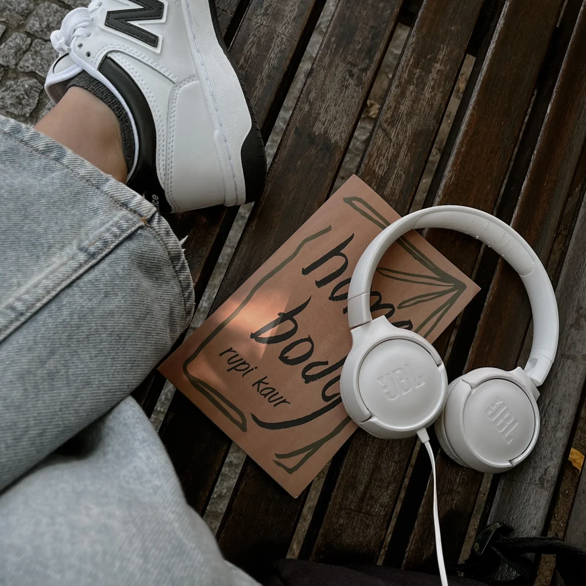 Tijdens het opruimen, voor het slapengaan of onderweg: deze podcasts luistert de redactie