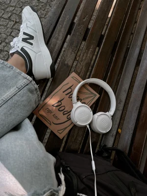 Thumbnail voor Tijdens het opruimen, voor het slapengaan of onderweg: deze podcasts luistert de redactie