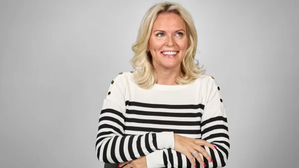 Mandy (49) raakte na 25 puncties in verwachting: ‘Ik geloofde het niet, tot de dokter zei: ‘Je bent superzwanger’’