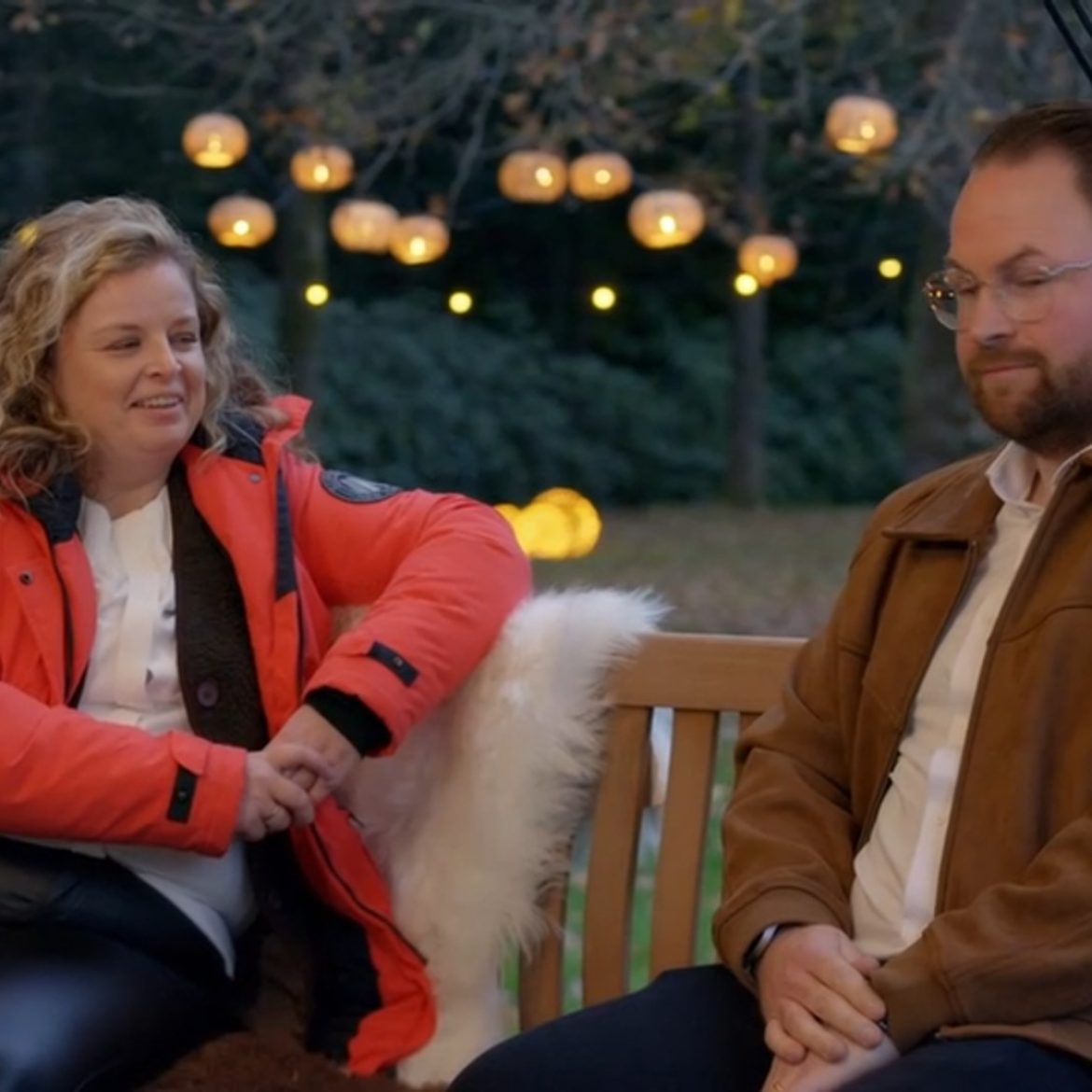 Danique en Kyle praten met elkaar in de tuin op het koppelsweekend in 'MAFS'