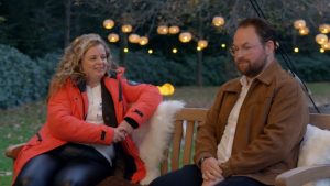 Danique en Kyle praten met elkaar in de tuin op het koppelsweekend in 'MAFS'