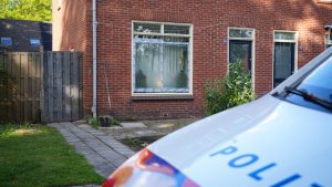 Woede loopt compleet uit de hand in Stadskanaal: jongeren gooien lachend ruiten in bij verdachten kindermishandeling