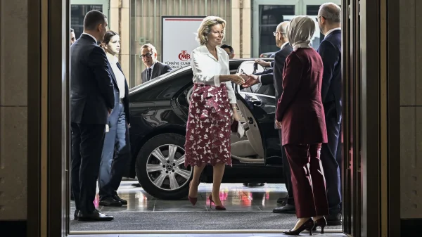 Koningin Mathilde draagt schoenen van Mango