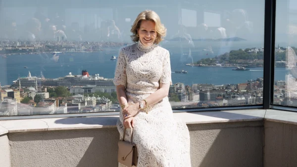 Koningin Mathilde met schoenen van Mango