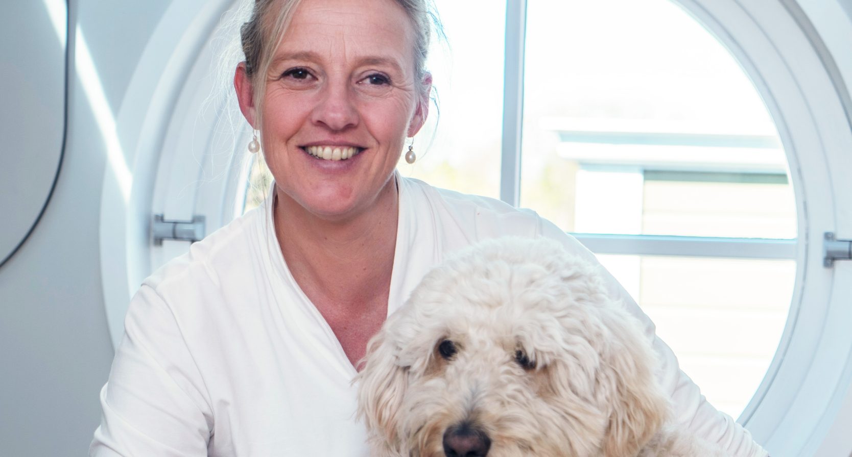 Debby (52) verliet het bedrijfsleven waar ze bakken met geld verdiende: 'Uiteindelijk verlies je een stuk van jezelf'
