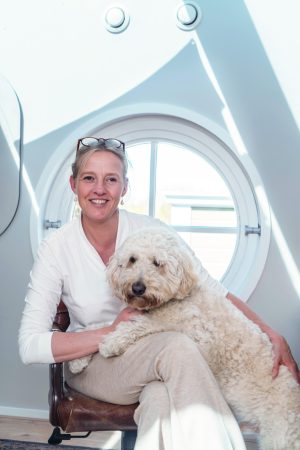 Debby (52) verliet het bedrijfsleven waar ze bakken met geld verdiende: 'Uiteindelijk verlies je een stuk van jezelf'