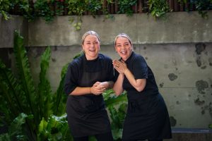 Thumbnail voor Michelle en Maxime zijn zussen én privéchefs: 'We wonen, werken en reizen samen'