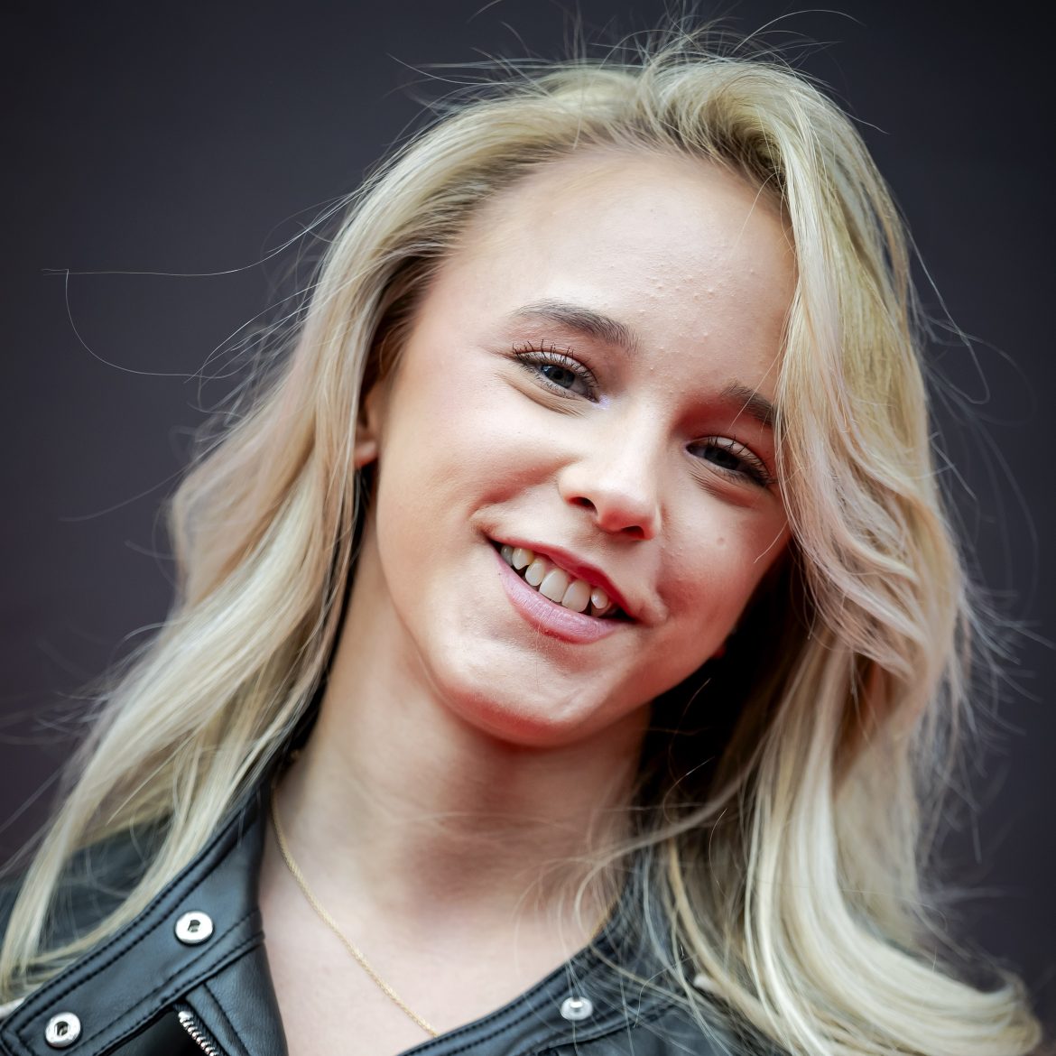 Emma Kok laat tatoeage zetten in handschrift van overleden vriendin Jade Kops