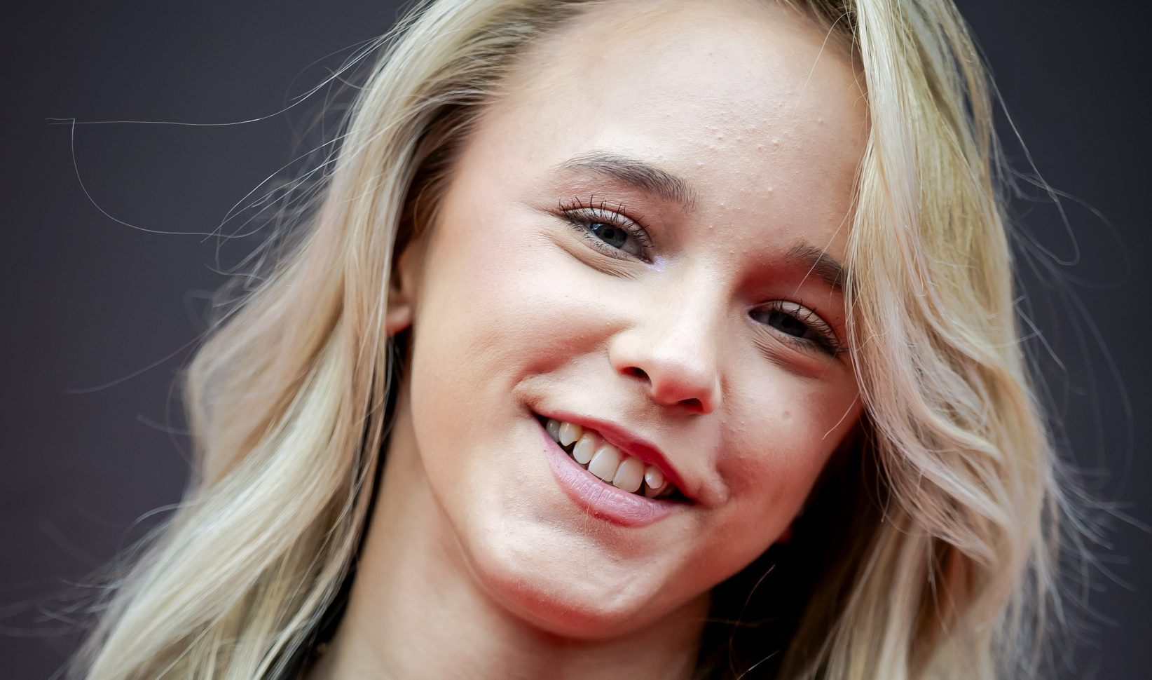 Emma Kok laat tatoeage zetten in handschrift van overleden vriendin Jade Kops