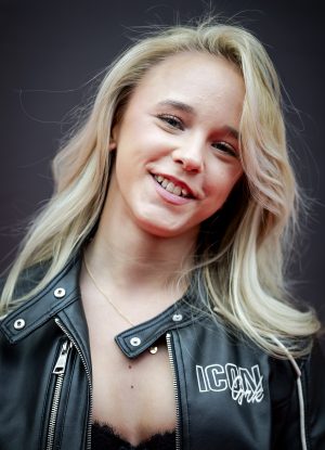 Emma Kok laat tatoeage zetten in handschrift van overleden vriendin Jade Kops