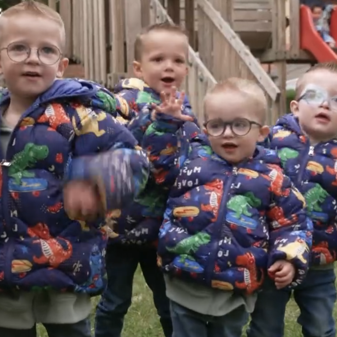 Vijf broertjes in één klas: 'Dezelfde outfits, dezelfde brillen, dezelfde gezichtjes'