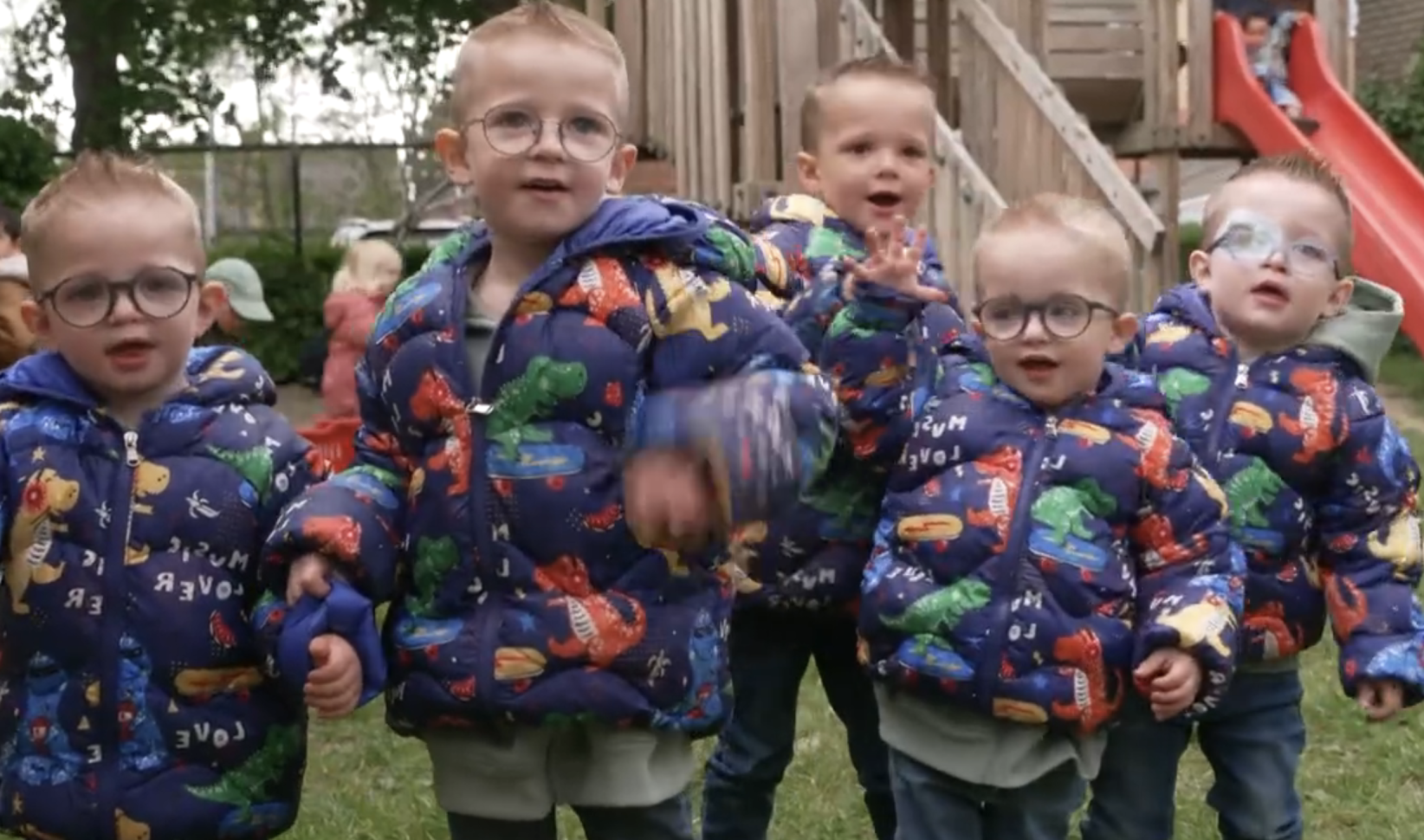 Vijf broertjes in één klas: 'Dezelfde outfits, dezelfde brillen, dezelfde gezichtjes'