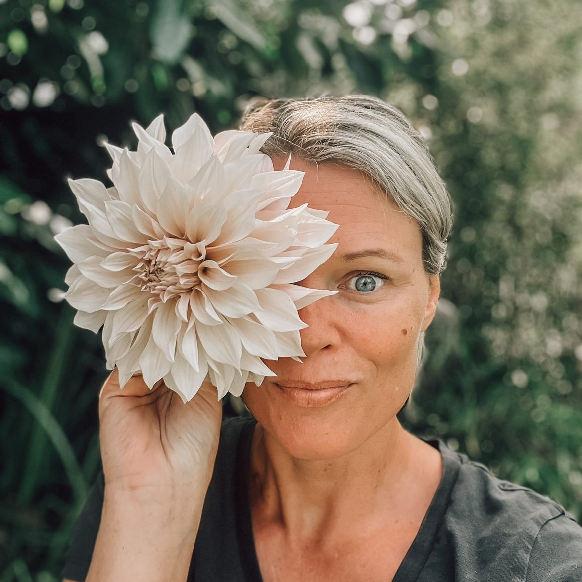 Angelique Brevé met zomerbollen