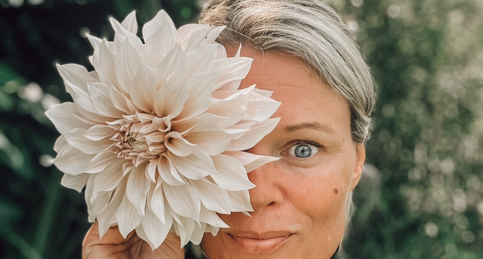 Angelique Brevé met zomerbollen
