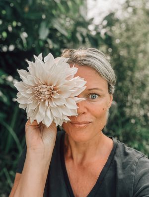 Angelique Brevé met zomerbollen