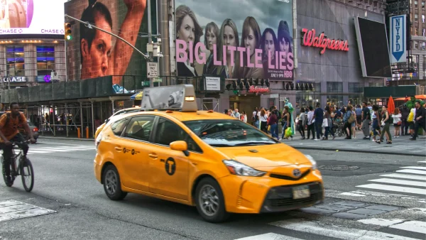 Vrouw (56) overlijdt in New York nadat ze vanuit haar auto in een rioolput met heet water valt
