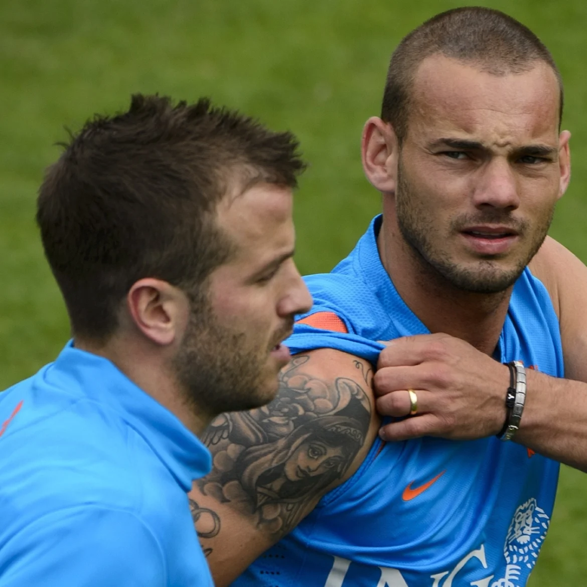 Wesley Sneijder en Rafael van der Vaart beleefden angstige momenten in Groningen: ‘Het hele hotel stond in de fik’