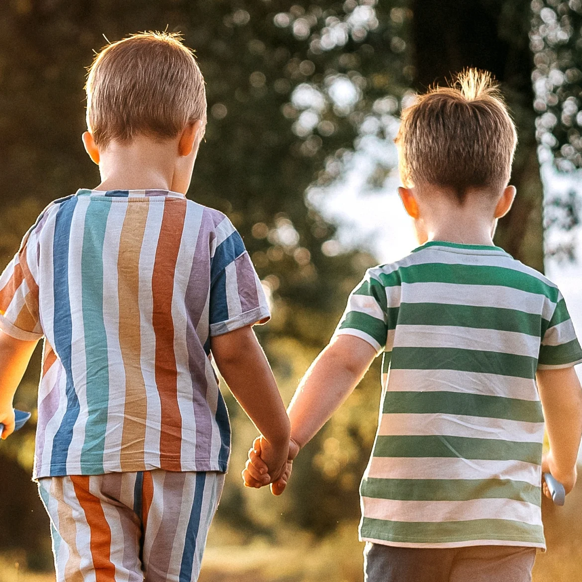 twee kinderen achtergelaten