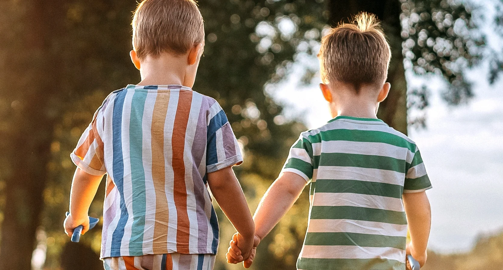 twee kinderen achtergelaten